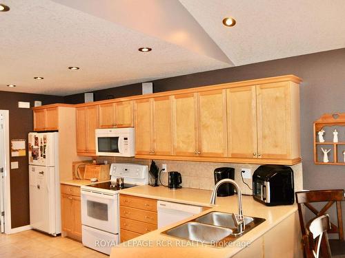 311 Montgomery Blvd, Orangeville, ON - Indoor Photo Showing Kitchen With Double Sink