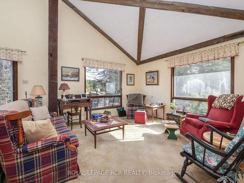 19455 Shaws Creek Rd, Caledon, ON - Indoor Photo Showing Living Room