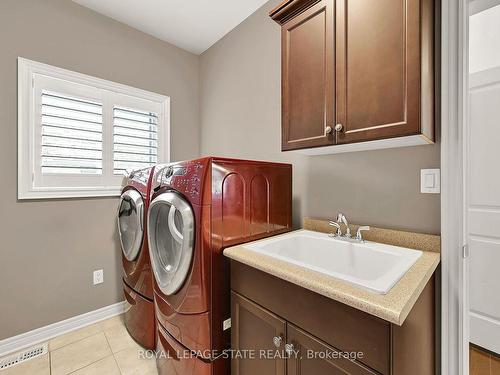 2 Hewitt Dr, Grimsby, ON - Indoor Photo Showing Laundry Room