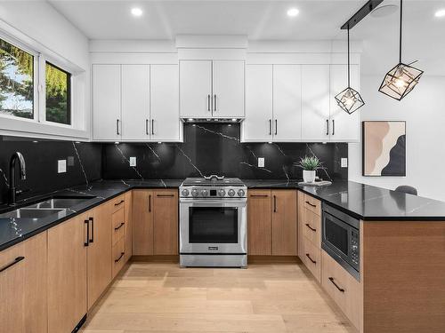 931 Redfern St, Victoria, BC - Indoor Photo Showing Kitchen With Double Sink