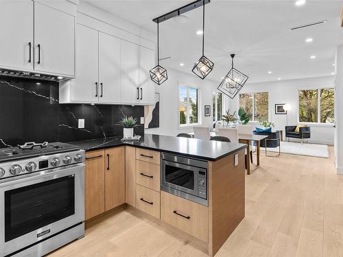 931 Redfern St, Victoria, BC - Indoor Photo Showing Kitchen With Upgraded Kitchen