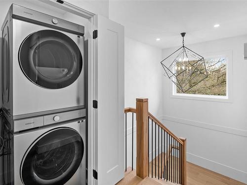 931 Redfern St, Victoria, BC - Indoor Photo Showing Laundry Room