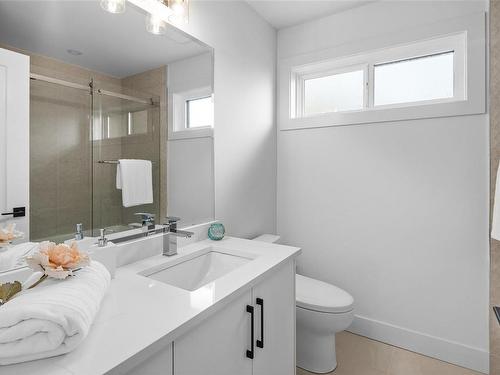 931 Redfern St, Victoria, BC - Indoor Photo Showing Bathroom