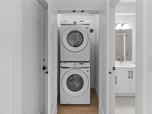 931 Redfern St, Victoria, BC - Indoor Photo Showing Laundry Room