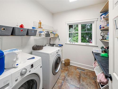 1743 Galvin Pl, Qualicum Beach, BC - Indoor Photo Showing Laundry Room