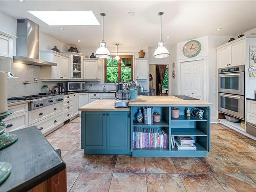 1743 Galvin Pl, Qualicum Beach, BC - Indoor Photo Showing Kitchen With Upgraded Kitchen