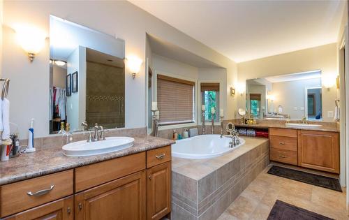 2611 Duncan Road, Blind Bay, BC - Indoor Photo Showing Bathroom