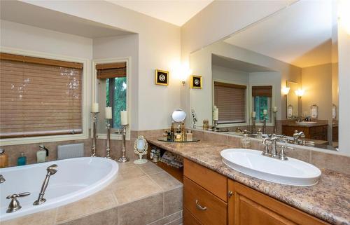 2611 Duncan Road, Blind Bay, BC - Indoor Photo Showing Bathroom