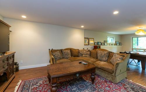 2611 Duncan Road, Blind Bay, BC - Indoor Photo Showing Living Room