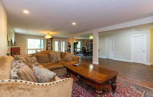 2611 Duncan Road, Blind Bay, BC - Indoor Photo Showing Living Room