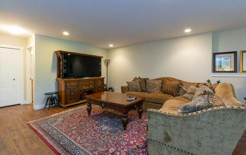 2611 Duncan Road, Blind Bay, BC - Indoor Photo Showing Living Room