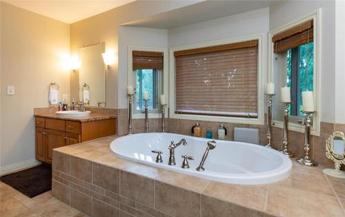 2611 Duncan Road, Blind Bay, BC - Indoor Photo Showing Bathroom