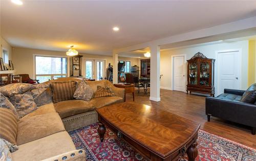 2611 Duncan Road, Blind Bay, BC - Indoor Photo Showing Living Room