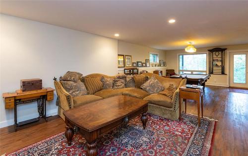 2611 Duncan Road, Blind Bay, BC - Indoor Photo Showing Living Room