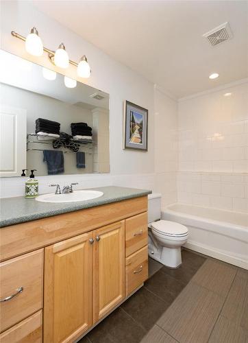 2611 Duncan Road, Blind Bay, BC - Indoor Photo Showing Bathroom