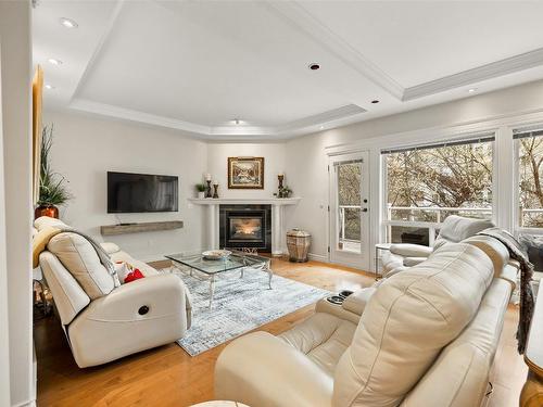 105-550 Elliot Avenue, Kelowna, BC - Indoor Photo Showing Living Room With Fireplace