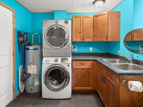 1809 Cardinal Creek Road, Kelowna, BC - Indoor Photo Showing Laundry Room