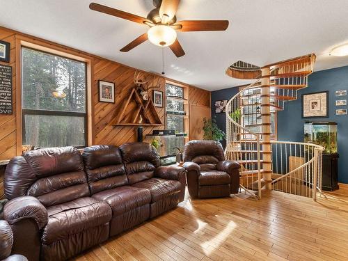 1809 Cardinal Creek Road, Kelowna, BC - Indoor Photo Showing Living Room