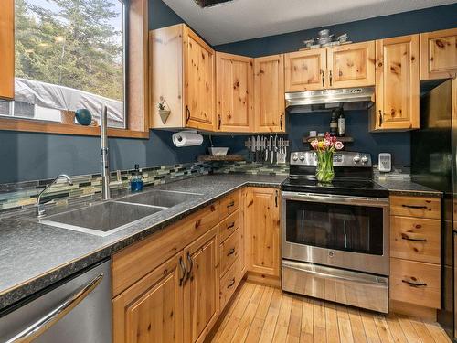 1809 Cardinal Creek Road, Kelowna, BC - Indoor Photo Showing Kitchen With Double Sink