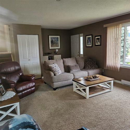 2315 Wilson Avenue, Armstrong, BC - Indoor Photo Showing Living Room