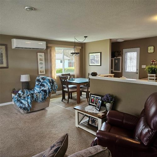2315 Wilson Avenue, Armstrong, BC - Indoor Photo Showing Living Room