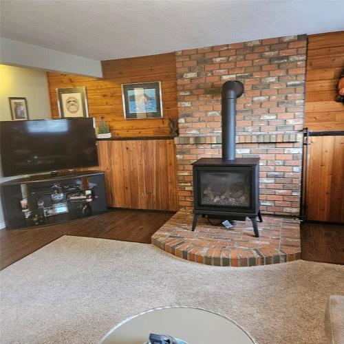 2315 Wilson Avenue, Armstrong, BC - Indoor Photo Showing Living Room With Fireplace