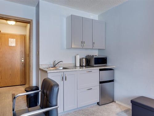 230-5375 Big White Road, Big White, BC - Indoor Photo Showing Kitchen