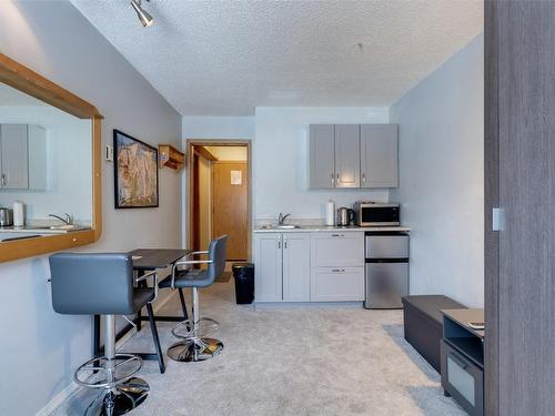 230-5375 Big White Road, Big White, BC - Indoor Photo Showing Kitchen