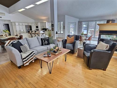 Living room - 909 Ch. Du Vieux-Fort, Duhamel-Ouest, QC - Indoor Photo Showing Living Room