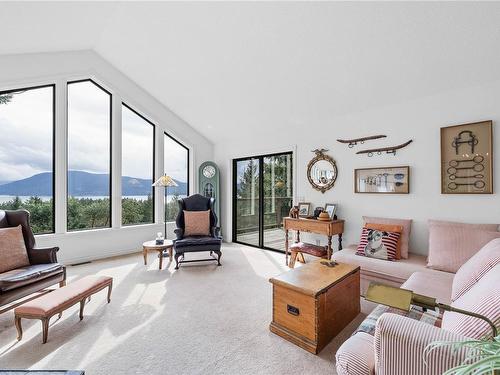 250 Channel Ridge Dr, Salt Spring, BC - Indoor Photo Showing Living Room