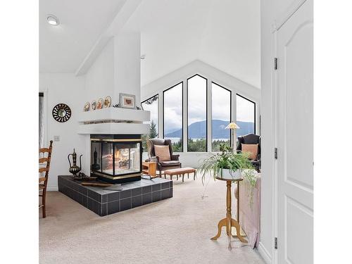 250 Channel Ridge Dr, Salt Spring, BC - Indoor With Fireplace