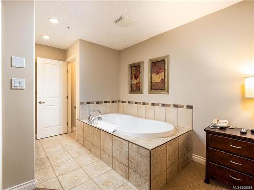 422-1175 Resort Dr, Parksville, BC - Indoor Photo Showing Bathroom