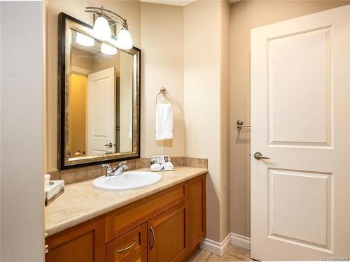 422-1175 Resort Dr, Parksville, BC - Indoor Photo Showing Bathroom