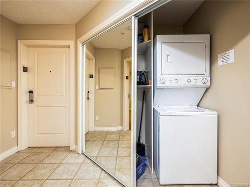 422-1175 Resort Dr, Parksville, BC - Indoor Photo Showing Laundry Room