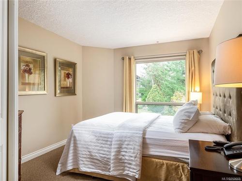 422-1175 Resort Dr, Parksville, BC - Indoor Photo Showing Bedroom