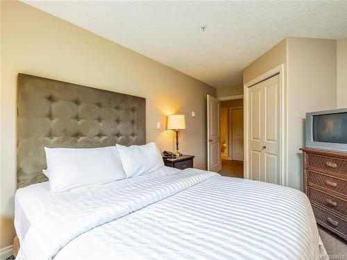 422-1175 Resort Dr, Parksville, BC - Indoor Photo Showing Bedroom