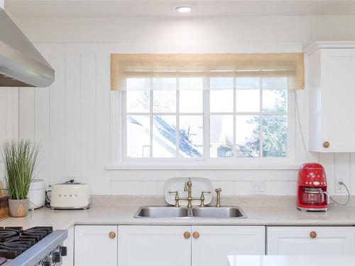 1101 Darcy Lane, Saanich, BC - Indoor Photo Showing Kitchen With Double Sink