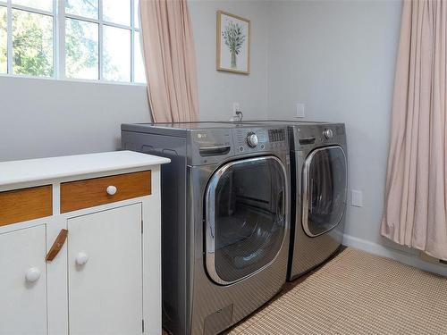 1101 Darcy Lane, Saanich, BC - Indoor Photo Showing Laundry Room