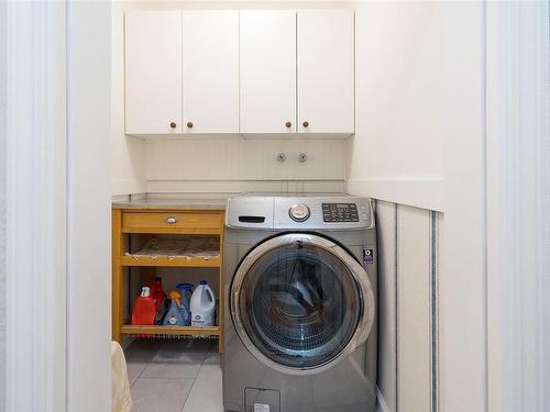 1101 Darcy Lane, Saanich, BC - Indoor Photo Showing Laundry Room