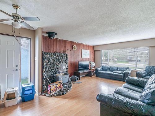234 Bagshaw St, Parksville, BC - Indoor Photo Showing Living Room