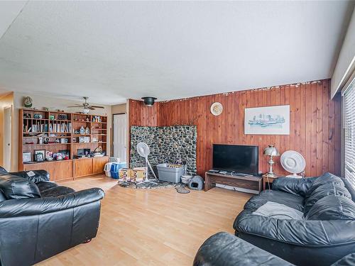 234 Bagshaw St, Parksville, BC - Indoor Photo Showing Living Room