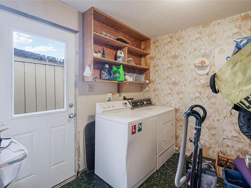 234 Bagshaw St, Parksville, BC - Indoor Photo Showing Laundry Room