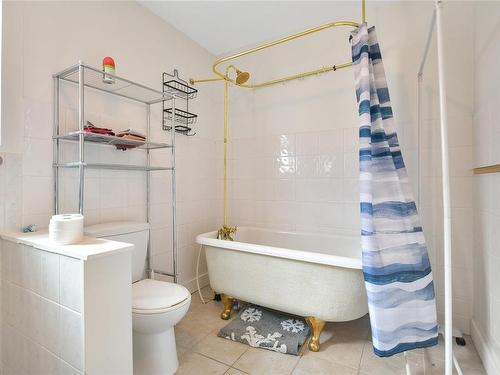 1729 Foul Bay Rd, Oak Bay, BC - Indoor Photo Showing Bathroom