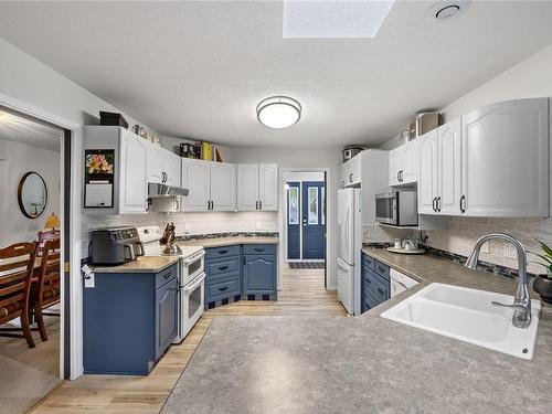 612 Qualicum Rd, Qualicum Beach, BC - Indoor Photo Showing Kitchen With Double Sink
