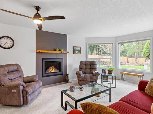 612 Qualicum Rd, Qualicum Beach, BC - Indoor Photo Showing Living Room With Fireplace