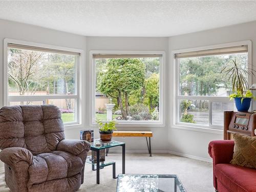 612 Qualicum Rd, Qualicum Beach, BC - Indoor Photo Showing Living Room