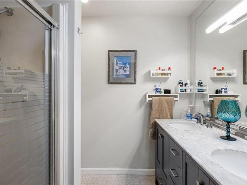 612 Qualicum Rd, Qualicum Beach, BC - Indoor Photo Showing Bathroom