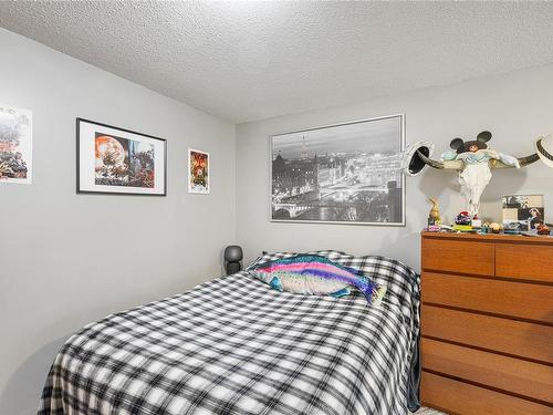 612 Qualicum Rd, Qualicum Beach, BC - Indoor Photo Showing Bedroom