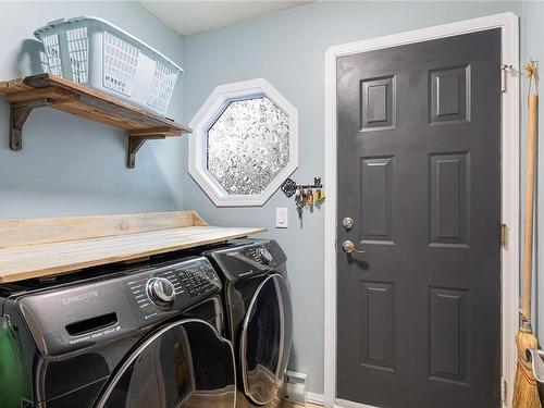 612 Qualicum Rd, Qualicum Beach, BC - Indoor Photo Showing Laundry Room