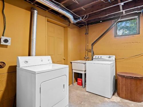 404 Mcdonald Ave, Clinton, BC - Indoor Photo Showing Laundry Room